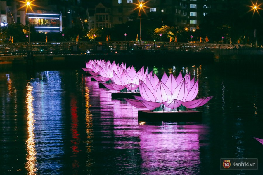 Hàng nghìn người Sài Gòn chen chân thả hoa đăng trên kênh Nhiêu Lộc mừng đại lễ Phật đản